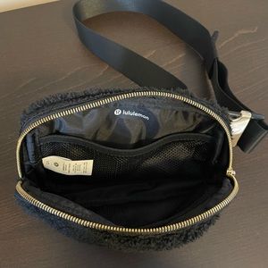 Lululemon Everywhere Belt Bag Fleece